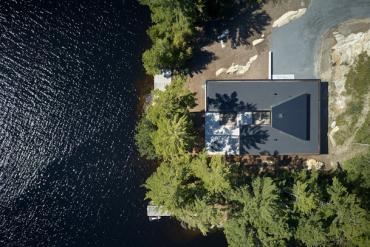 Ngôi nhà trên diện tích hơn 2.700 m2 có 'lưng' dựa rừng thông cổ thụ, 'mặt' hướng hồ