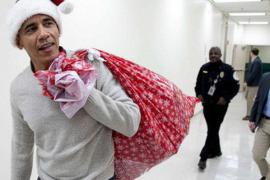 “Ông già Noel” Obama đội mũ đỏ, khệ nệ vác túi quà to