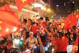 Người Sài Gòn mừng trận hòa của tuyển Việt Nam đến nửa đêm