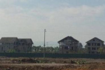 Khu “biệt thự ma” bỏ hoang giữa phố biển Nghệ An thành nơi chăn bò