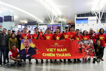 Nhiều CĐV bất chấp mưa rét có mặt tại sân bay Nội Bài từ sáng sớm, lên đường "tiếp lửa" cho đội tuyển