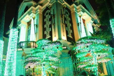 Những biệt thự triệu đô ở phố nhà giàu Sài Gòn được trang hoàng lộng lẫy như "cung điện" để đón Noel