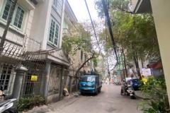 BÁN NHÀ ĐÊ LA THÀNH. ĐÔNG ĐA. 95M2 3 MT 6M GIÁ 26 TỶ-  Ô TÔ 7 CHỖ VÀO NHÀ - GẦN PHỐ -